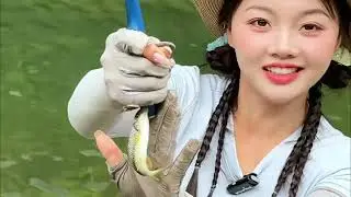 广东这条小溪钓鱼资源太好了，不仅环境优美，还能连巨型石斑鱼 # 带着狗狗去旅行 # 户外美食 #