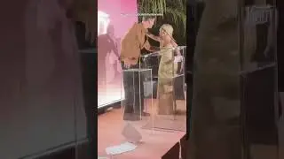 Sabrina Carpenter made him drop his papers at Variety event 😂 #shorts #sabrinacarpenter #celebrity
