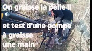 On graisse la pelle et test d'une pompe &agrave; graisse une main