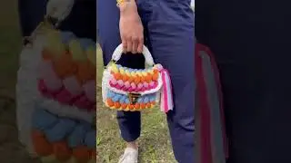 Sac tricot color&eacute;. Fait main & Unique. Style p&eacute;tillant