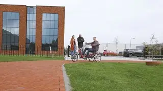 Aangepaste fiets testen tijdens proefrit op Van Raam testbaan