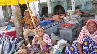 NDEHAWA YACHELEWA HUNU Marché de Moroni 