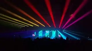 Mental Theo tijdens Pump UP The 90s in de evenementenhal in Hardenberg