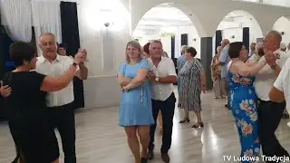 I TU I TAM A CO MI DAŁA NIE POWIEM WAM wspaniale bawią się goście z Kapelą Ronald Band 