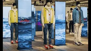 Totem digitali dual taller Tecnovision al Pitti per lo stand ultra digitale di Paul&Shark