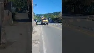 caminh&atilde;o prancha truck tra&ccedil;ado amarelo 1516 Mercedes benz da empresa chamada Zico Terraplanagem
