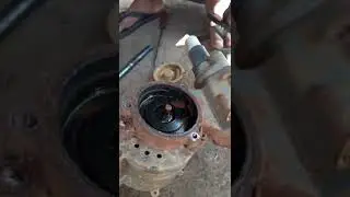 membuka laher mesin pompa air yang rusak