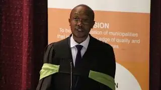 SALGA President Parks Tau congratulating 105 Graduate Municipal Leaders at WITS..