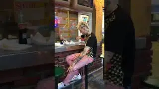 Lil Peep жив оказывается. Встретил в Уфе, кушает вак беляш и запивает добрый кола