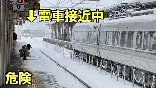 【迷惑行為】電車接近中のホームで雪で遊ぶ女性〔米原駅〕#危険 #米原駅 #電車 ＃雪 #迷惑行為