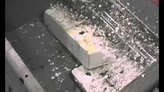 Zerkleinern von Styroporplatten / Shredding of styrofoam plates