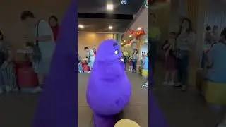 Grimace nagpa-saya sa madlang people! #mcdonalds #hetty #party #grimaceshake #escalator 🐝🍔😍