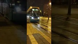 Bombardier Variotram #202 🚊 linii 18 MPK Ł&oacute;dź wjeżdża na przystanek Wyszyńskiego-Retkińska