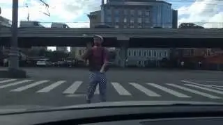 Клоун на дороге