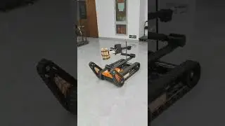 Medium-sized bomb disposal robot#robot#EOD robot