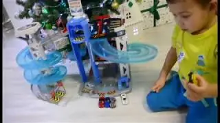 Никитос играет в машинки Parking Klein Bosch Service