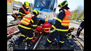 Hasiči v Ostravě-Hrabůvce vyprošťovali chodce po střetu s tramvají