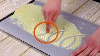 指でバターをなぞっているように見える。でもそれは…