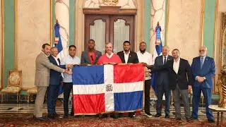 #expresomatutino | Abinader entrega la bandera a los Leones del Escogido para la Serie del Caribe