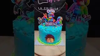 bizcocho dominicano modelo con corona, Grinch y Roblox en suspiro dulce de leche y pi&ntilde;a. suspiro Re