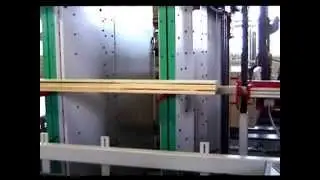 Stapelmaschine für Palettenbretter hinter WEINIG Hobelmaschine - Timme Stapelautomaten GmbH