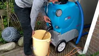 Vuil water uit onze Airflex Storm sproei-extractie machine