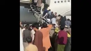 Afghans Desperate To Get On Plane Leaving Kabul 🥺 #shorts