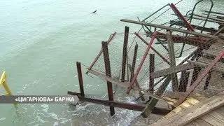 «Сигаретная» баржа четыре часа крушила частные причалы возле рыбпорта