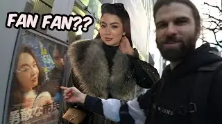 Уэйк и Кэролайн замечают кого-то знакомого...