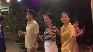 Ăn Tết Tây ở cầu ba ri 