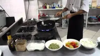 Тот самый повар который готовит и поет )) Маруп Хошназаров готовит 