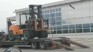 16tリフトをトレーラーに積み込み【The forklift is loaded into the trailer】