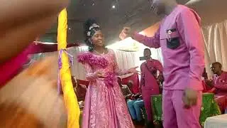 Tazama binti alivyo imba wimbo wakuaga  wazazi wake  nakuwaliza