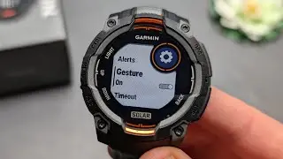Garmin Instinct 3 &mdash; поднимите запястье, чтобы включить экран/подсветку.