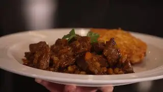 AMERICAN BEEF BBQ GULASCH mit Cheddar-Reibekuchen