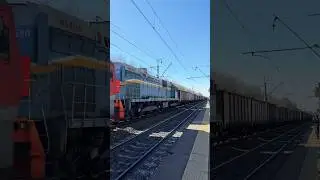 Эксклюзив! Тепловоз ТЭМ7А-0580 &laquo;Трансойл&raquo; под 2ЭС6-1526 проезжает о.п Вяткино #тепловоз #бмо #поезд
