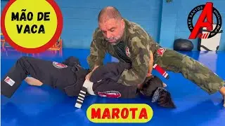 ** JIU JITSU MÃO DE VACA MAROTA SE DEFENDER TEM VARIAÇÃO PARA ARMLOCK  **