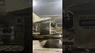 Container loading in jumbo aircraft #b787 #loading #aviation