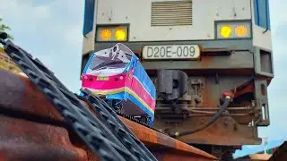 The deformed handmade train was destroyed by huge trains!Đoàn tàu hỏa bị biến dạng do tàu hỏa đè nát