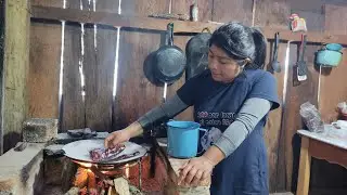 Preparo lentejas en salsa de guajillo, asados en comal de barro y cocidos en cazuela de barro 🌶  ✅
