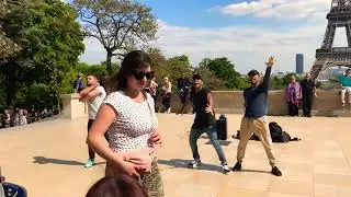 اجمل رقص شاب كوميدي جزائري في فرنسا باريس امام برج ايفيل HD