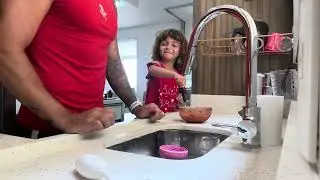 Juju cozinhando com papai