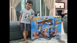 Toy review - Hot Wheels Ultimate Garage - Hot Wheels City - 90 Plus Cars