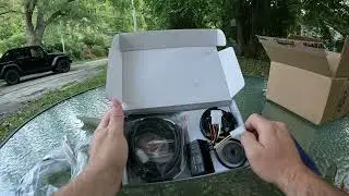 Распаковка системы зажигания Wassell Vape для британских мотоциклов. Указывает на цифровое преобразование.