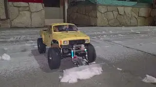 FINALLY A LITTLE BIT OF SNOW!  SCX10 WITH SNOW PLOW.