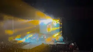 Bottoms up by Brantley Gilbert, live! 