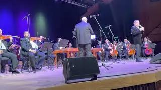 Mike Burstyn a 100 Tagú Cigányzenekarral