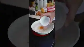 No flip over easy egg. #KitchenHack #LifeHack #EasyRecipe #Overeasy #Eggs #CookingWithKids.