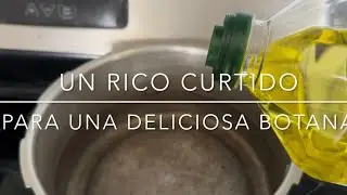 Curtido de zanahoria, nopales y coliflor para una chica botana 