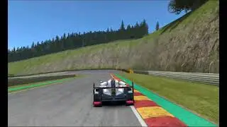 Audi R18 E-Tron Quattro ściga się na torze Circuit de-Spa Francorchamps